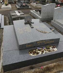 Sa sépulture au cimetière de Saint-Méen le Grand