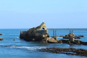 Cendres dispersées devant le rocher de la Vierge