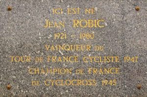 Plaque sur sa maison natale à Vouziers