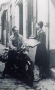 7 passage des Charbonniers à Paris - devant chez lui avec sa femme en 1946 -
