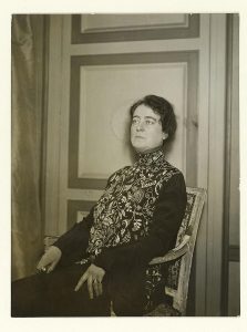 Chez elle au 4, square de l'Alboni à Paris