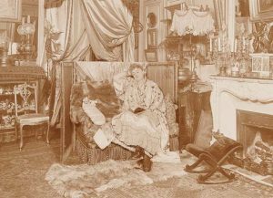 Dans son salon 52, rue de Rome à Paris