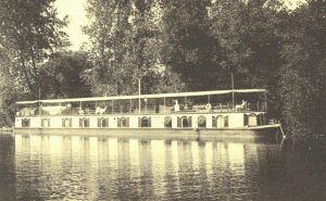 Son bateau au Pont de Saint-Cloud à Saint-Cloud