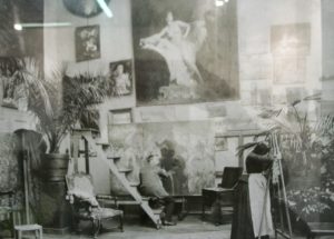Dans son atelier rue du Boccador à Paris