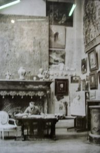 Dans son atelier rue du Boccador à Paris